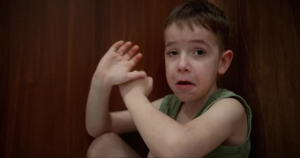 Barnet Straffas Satt Och Manipulerade Sina Föräldrar Hörnet Rummet Barnmisshandel — Stockvideo