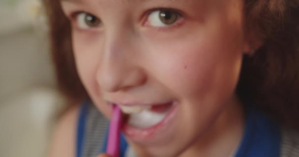 Retrato Feliz Linda Chica Joven Cepillándose Los Dientes Baño Sonriendo — Vídeos de Stock