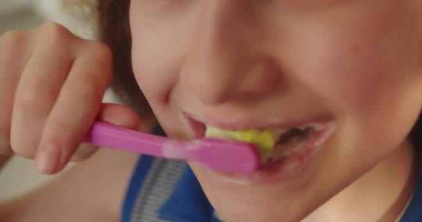 肖像画 バスルームと笑顔で歯を磨くかわいいかわいい少女 口腔衛生 バスルーム 成長またはケアで歯を磨くことの閉鎖 子供は歯を磨く — ストック動画