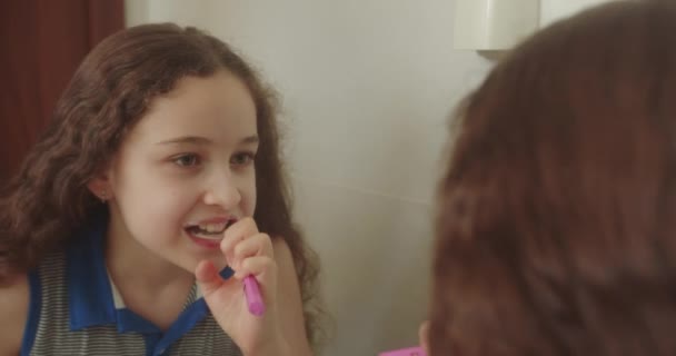 스러운 귀여운 화장실에서 이를닦고 미소짓는 어린이의 일상적 치아를 거울을 — 비디오