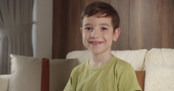 Ritratto Divertente Ragazzino Sorridente Bambino Guardando Macchina Fotografica Sono Seduti — Video Stock
