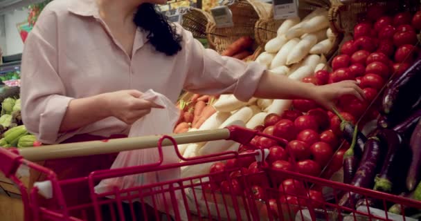 Красивая Молодая Брюнетка Женщина Покупает Еду Помидоры Рынке Супермаркете Девушка — стоковое видео