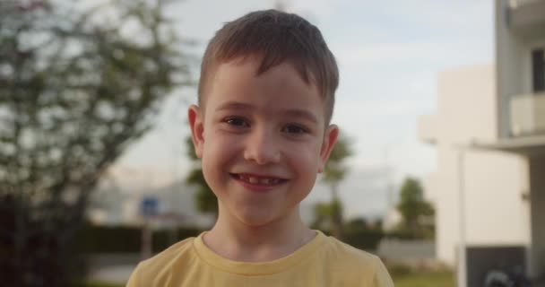 Chłopiec Uśmiechnięty Portretu Szczęśliwy Portrecista Biały Przystojny Chłopiec Uśmiechnięty Słońcu — Wideo stockowe