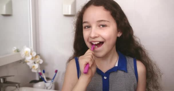 Criança Com Dente Branco Olhando Espelho Isolado Casa Estilo Vida — Vídeo de Stock