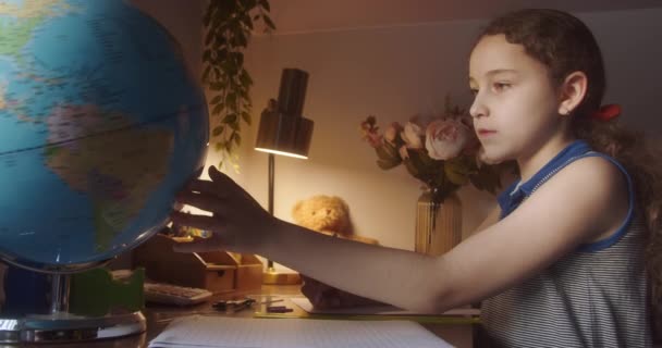 Bedårande Söt Skolflicka Som Studerar Hemma Ensam Gör Matematiska Beräkningar — Stockvideo