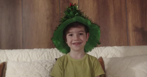 Portret Zabawny Chłopczyk Uśmiechnięte Dziecko Świątecznym Zielonym Kapeluszu Patrzące Kamerę — Wideo stockowe