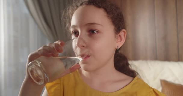 Szczęśliwe Uśmiechnięte Dziecko Pijące Mleko Zdrowe Jedzące Dzieci Jedzące Dziecięce — Wideo stockowe