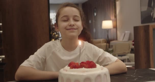 Niño Celebrando Cumpleaños Interior Casa Niño Soplando Velas Torta Bonita — Vídeos de Stock