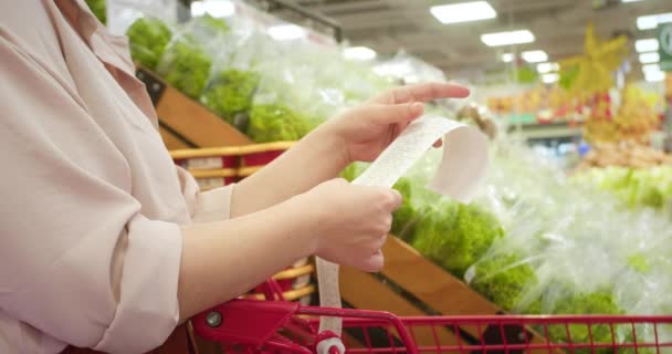 Frau Vor Gemüse Checkt Papierscheck Nach Dem Einkauf Einkaufszentrum Indem — Stockvideo