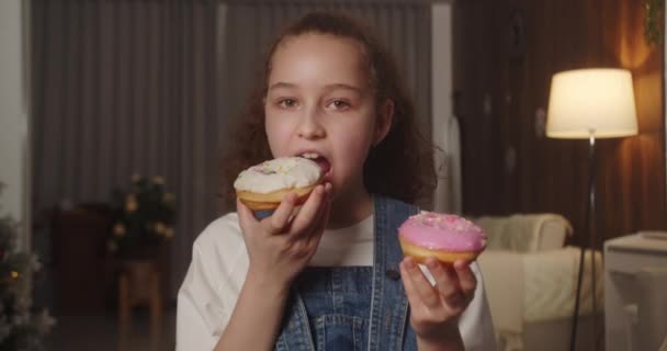 Portrét Šťastného 11Letého Dítěte Které Nemůže Rozhodnout Zda Jíst Lahodný — Stock video