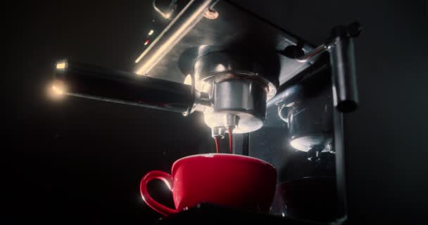 Лучах Солнца Наливается Кофе Автомата Красной Чашке Домашний Горячий Капучино — стоковое видео