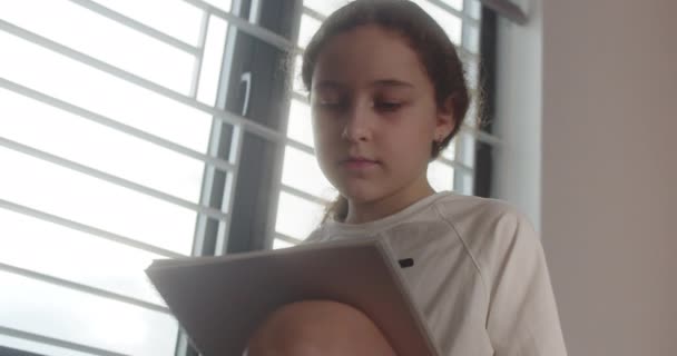 Lächelndes Schlaues Kleines Mädchen Schreibt Einen Notizblock Süße Schülerin Die — Stockvideo