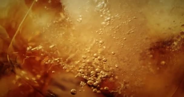Strumień Coli Wpada Szklanki Kostkami Lodu Cola Lodem Bąbelkami Zbliżenie — Wideo stockowe