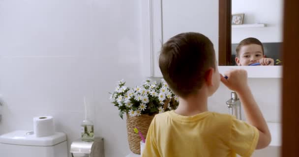 Beyaz Dişli Şirin Beyaz Çocuk Evde Izole Edilmiş Aynaya Bakıyor — Stok video