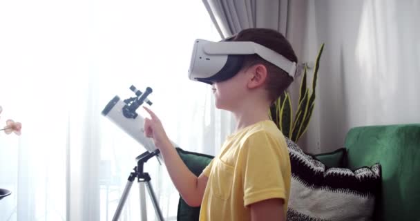 用虚拟现实眼镜教育孩子 对着她的脸笑着 女孩沉浸在网络空间 在虚拟现实中学习 小孩在玩游戏使用虚拟现实耳机学习儿童 — 图库视频影像