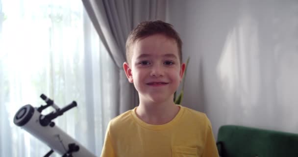 Αστείο Μικρό Αγόρι Χαμογελώντας Ενώ Κοιτάζοντας Κάμερα Στο Σπίτι Χαριτωμένο — Αρχείο Βίντεο