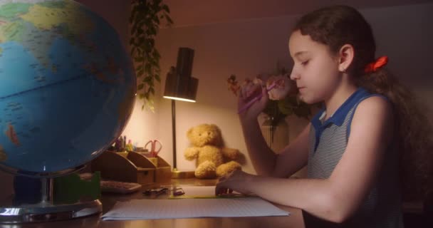 Roztomilá Školačka Studující Doma Sama Dělá Výpočty Matematiky Děti Mají — Stock video