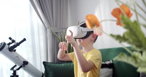Onderwijs Kind Virtual Reality Bril Sluit Haar Gezicht Met Een — Stockvideo
