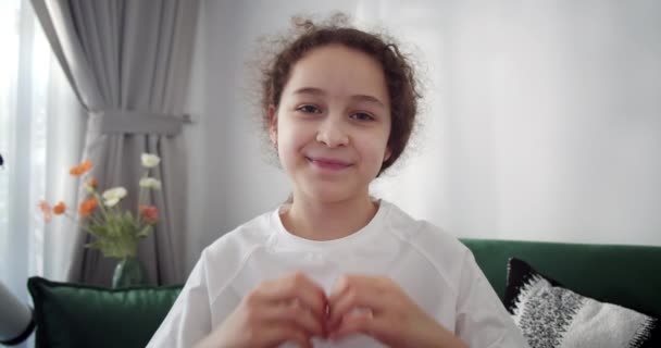 Schöne Glückliche Kleine Niedliche Kindergesicht Entzückende Junge Kind Durch Verbundene — Stockvideo