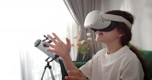 Schattig Klein Meisje Ondergedompeld Cyberspace Leren Virtual Reality Hij Speelt — Stockvideo