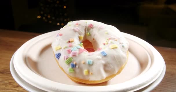 Frauenhand Nimmt Einen Rosafarbenen Donut Von Einem Teller Bäckerei Und — Stockvideo