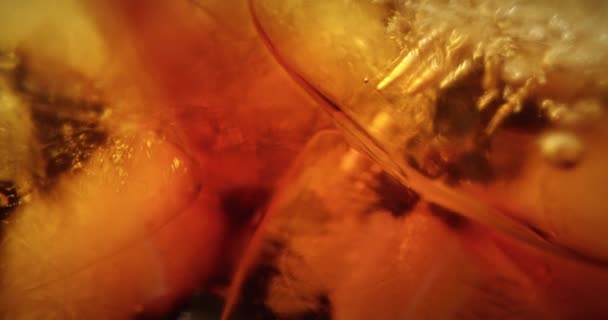 冷冰冰的柠檬水在玻璃特写 可口可乐与冰宏观拍摄质感 新的鸡尾酒 — 图库视频影像