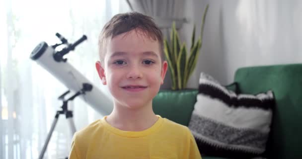 Αστείο Μικρό Αγόρι Χαμογελώντας Ενώ Κοιτάζοντας Κάμερα Στο Σπίτι Χαριτωμένο — Αρχείο Βίντεο