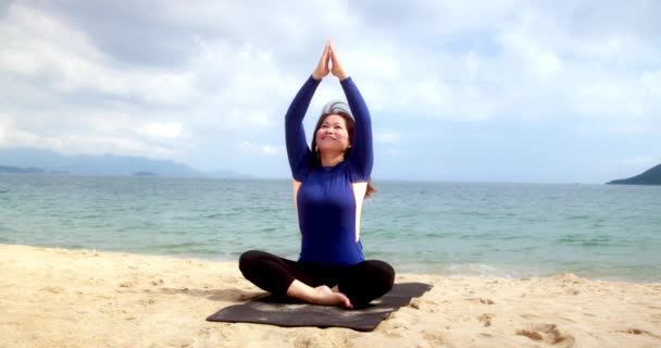 Beautiful Free Wild Woman Sitting Meditation Pose Vietnam Beach Lotus — Stock Video