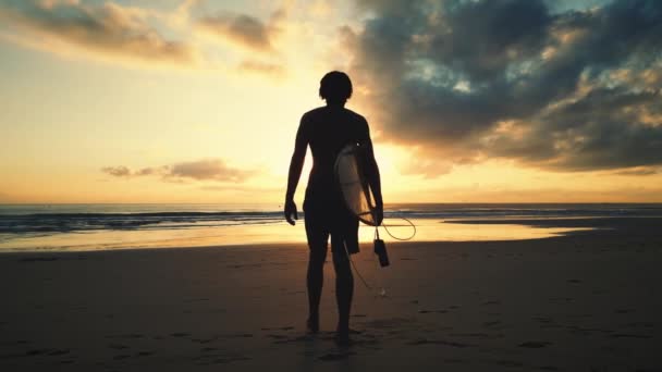 Surfař Sólo Samec Surfař Nese Longboard Běží Teplé Mořské Vodě — Stock video