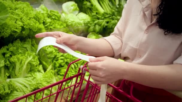 Frau Überprüft Papierscheck Nach Dem Einkauf Einkaufszentrum Vor Rotem Tomatenhintergrund — Stockvideo