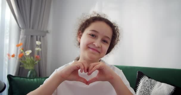 Güzel Mutlu Şirin Sevimli Bir Çocuk Sevimli Bir Çocuk Parmaklarıyla — Stok video
