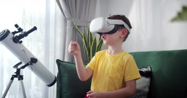 Kleine Jongen Ondergedompeld Cyberspace Leren Vechten Virtual Reality Kind Speelt — Stockvideo