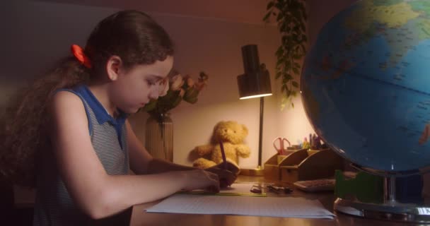 Adorable Jolie Écolière Étudiant Seule Maison Faisant Des Calculs Mathématiques — Video