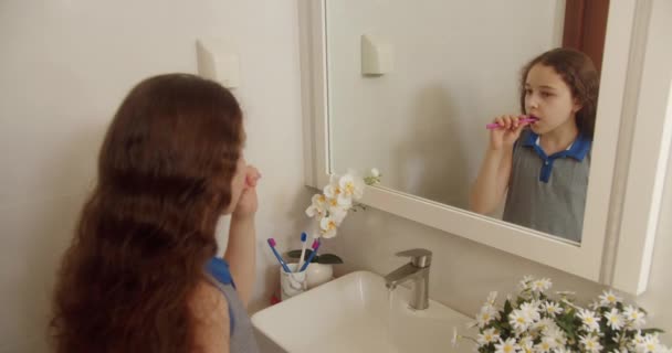 치아를 아이는 집에서 거울을보고 초상화 귀여운 화장실에서 치아를 어린이 라이프 — 비디오
