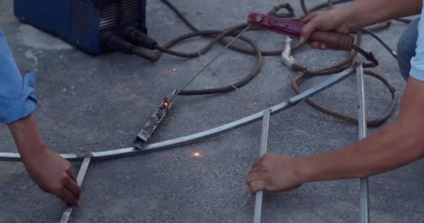 工业车间使用角磨床切割金属的铁匠 — 图库视频影像