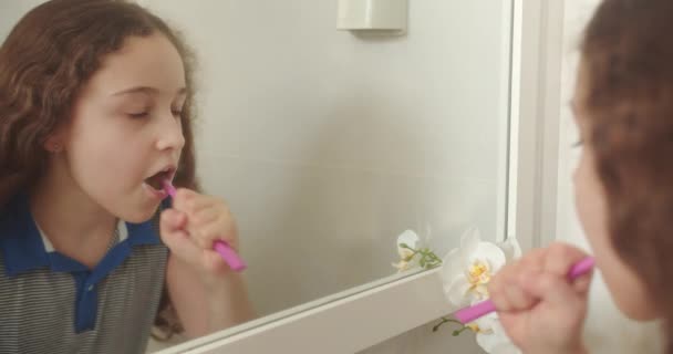 Barn Med Vit Tand Tittar Spegeln Isolerad Hemma Leende Livsstil — Stockvideo