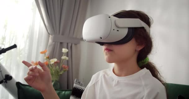 Menina Bonito Imerso Ciberespaço Aprendendo Realidade Virtual Miúdo Brincar Aprendizagem — Vídeo de Stock