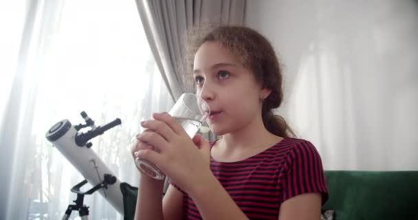 Söt Flicka Som Dricker Glas Färskt Genomskinligt Rent Filtrerat Mineralvatten — Stockvideo