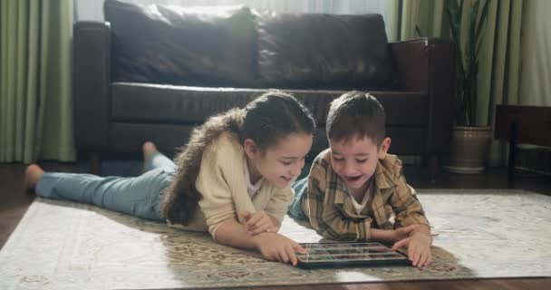 연령대의 귀여운 아이들은 모바일 디지털 장치를 인터넷을 사용하여 디지털 장치를 — 비디오