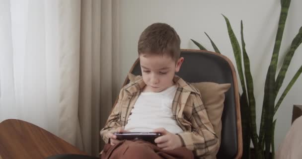 Netter Junge Schulalter Mit Digitalem Handy Kind Das Allein Auf — Stockvideo