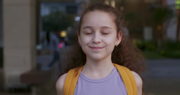 Roztomilé Portrét Školačka Holčička Usmívající Dítě Dívající Kamery Jsou Zavřít — Stock video