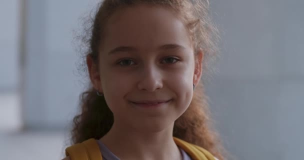 Portrét Krásné Šťastné Školačky Usmívající Školačka Holčička Batohem Stojí Sama — Stock video
