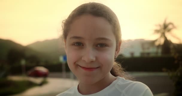 Szczęśliwe Dziecko Promieniach Słońca Twarz Małej Dziewczynki Parku Bliska Szczęśliwa — Wideo stockowe