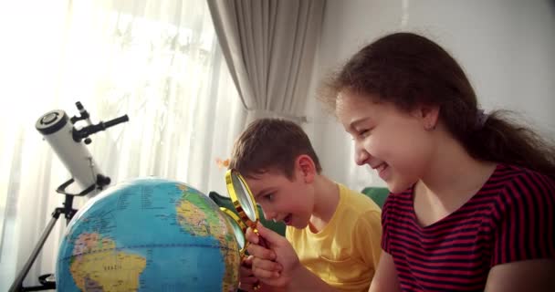 Děti Studují Zatímco Sedí Doma Paprscích Západu Slunce Pokoji Děti — Stock video