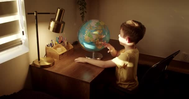 Gyermek Tanul Miközben Otthon Naplemente Sugaraiban Szobában Gyermek Reggeli Napnyugtakor — Stock videók