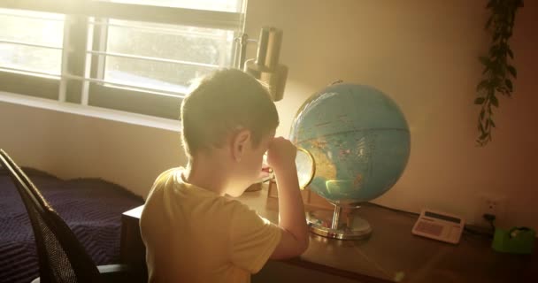 Criança Está Estudando Enquanto Está Sentado Casa Raios Sol Quarto — Vídeo de Stock