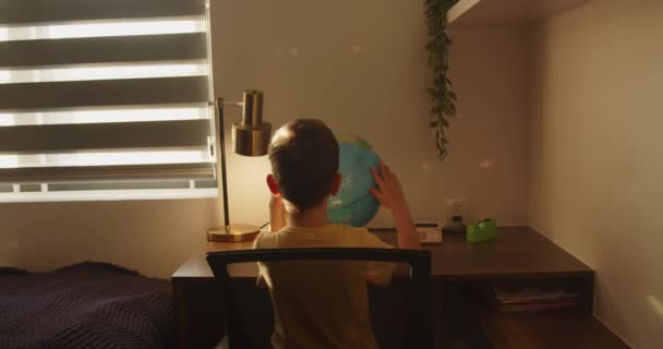 Дитина Вчиться Сидіти Вдома Під Час Заходу Сонця Кімнаті Хлопчик — стокове відео