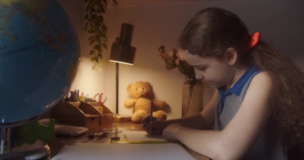 Kind Lernt Während Hause Der Sonne Zimmer Sitzt Kind Morgenlicht — Stockvideo