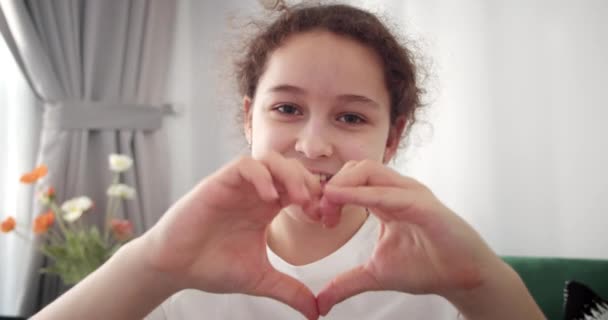 Piękne Szczęśliwe Małe Słodkie Dziecko Twarz Urocze Dziecko Dziewczyna Postrzegane — Wideo stockowe