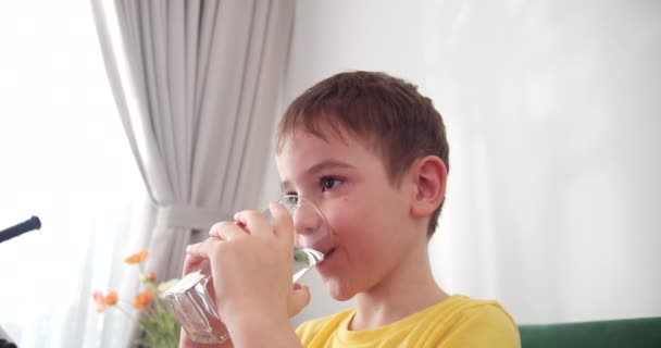 朝食を食べる子供を食べる健康的な食事 キッチンの小さな少年はヨーグルトミルクを飲み 唇をライセンスした 朝食を食べるケフィアを笑顔にするハッピーガール ハンサムな子供のミネラルウォーター 4Kについて — ストック動画